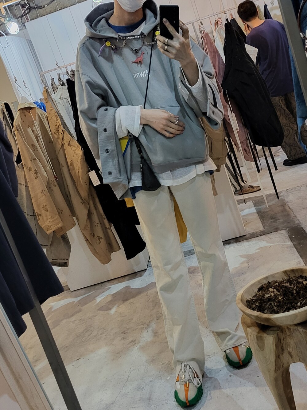 グレー系のパーカー、ホワイト系のその他トップス、ホワイト系のパンツを着用したメンズの夏コーディネートの1枚目の写真