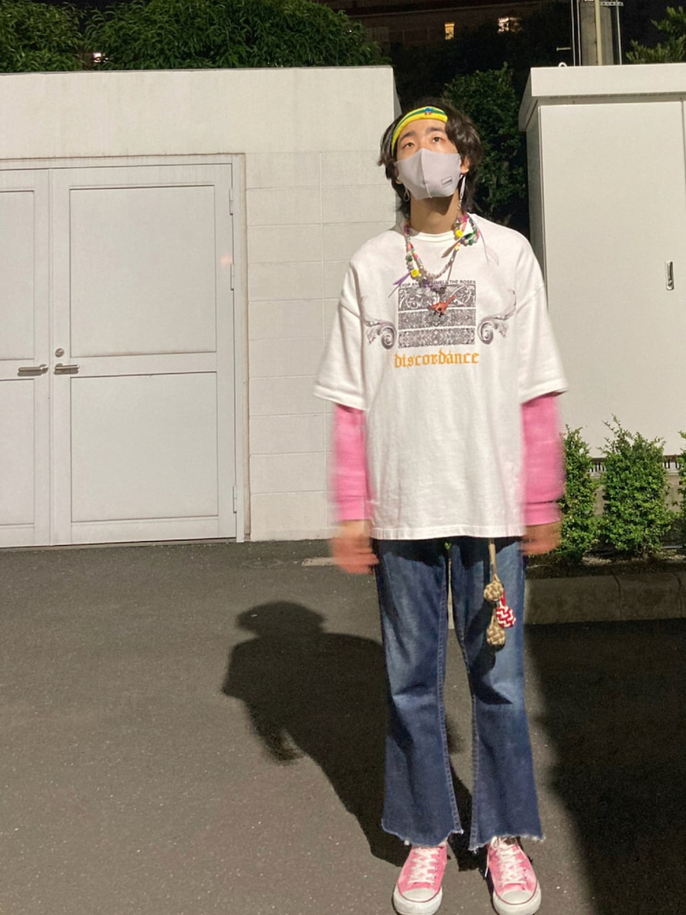 ホワイト系のTシャツ/カットソー、ピンク系のTシャツ/カットソー、ブルー系のデニムパンツを着用したメンズの夏コーディネートの1枚目の写真