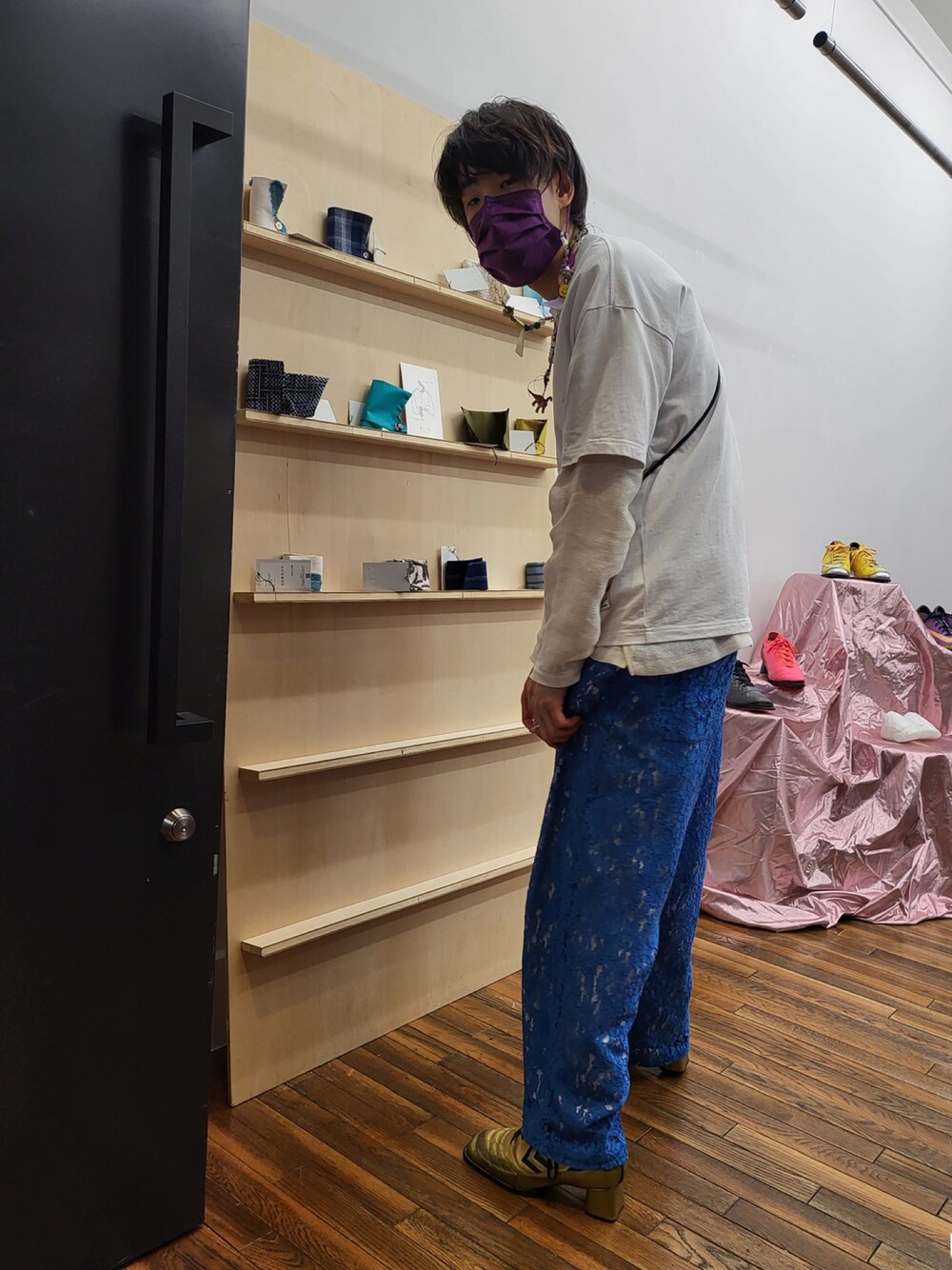 ホワイト系のその他トップス、ホワイト系のTシャツ/カットソー、ブルー系のその他パンツを着用したメンズの春コーディネートの1枚目の写真