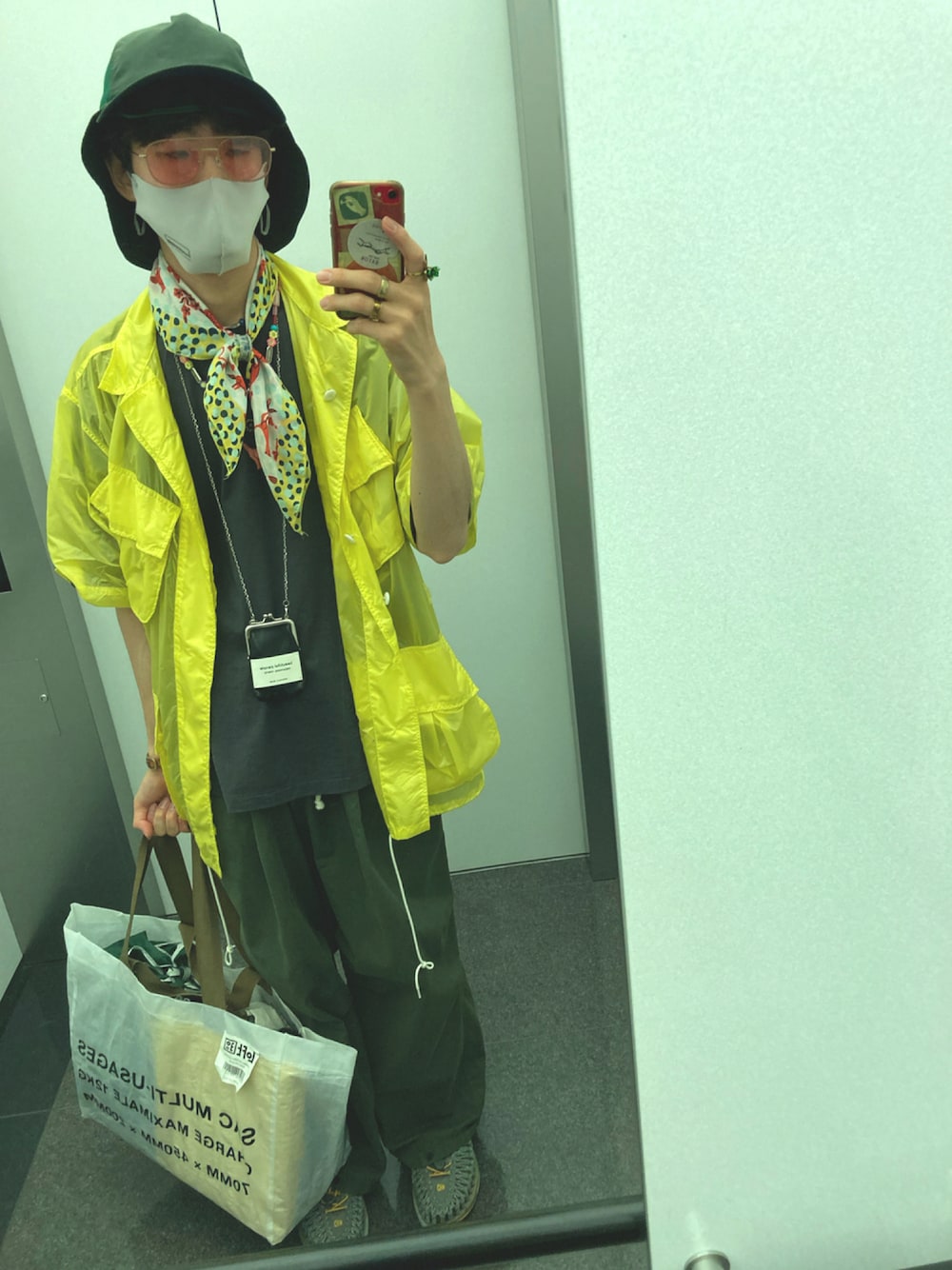 ブラック系のTシャツ/カットソー、ブラック系のブルゾン、グレー系のサンダルを着用したメンズの夏コーディネートの1枚目の写真