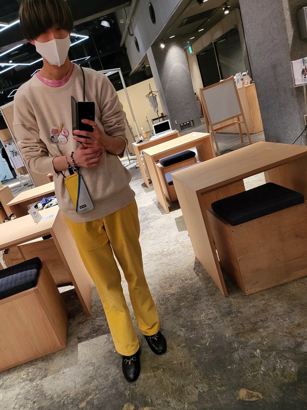 「古着MIX、白ニット、ピンズ、イエロー、コーデュロイパンツ、ローファー、スリッポン」｜「Needlesのアイテム（スリッポン、ブラック系）」を使った、Ringringさん（メンズ・172cm）の冬コーディネートの1枚目の写真