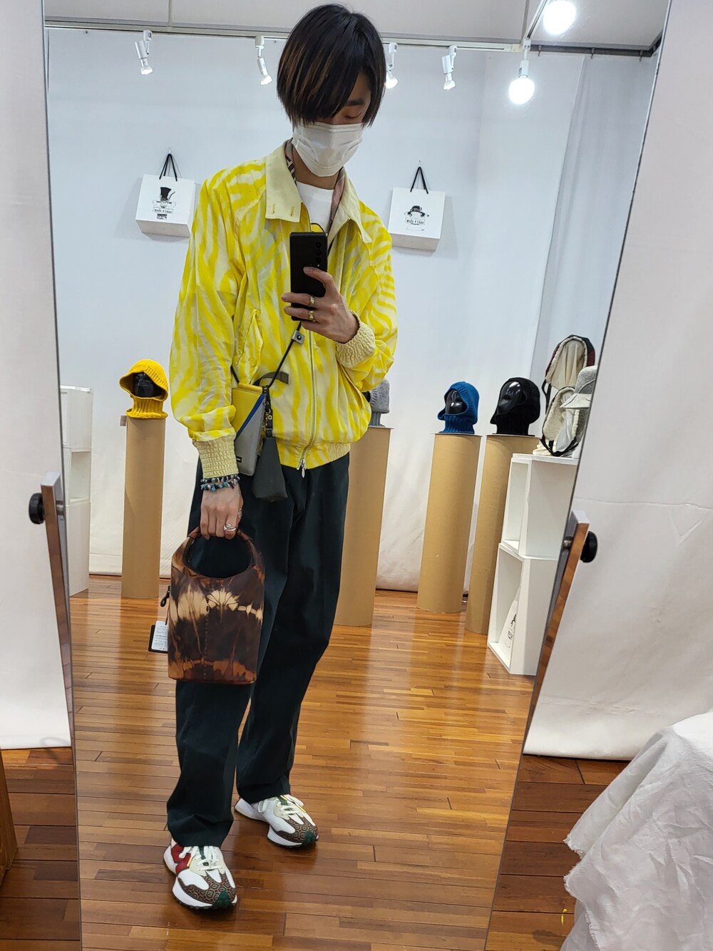 イエロー系のブルゾン、グリーン系のパンツ、その他のスニーカーを着用したメンズの春コーディネートの1枚目の写真