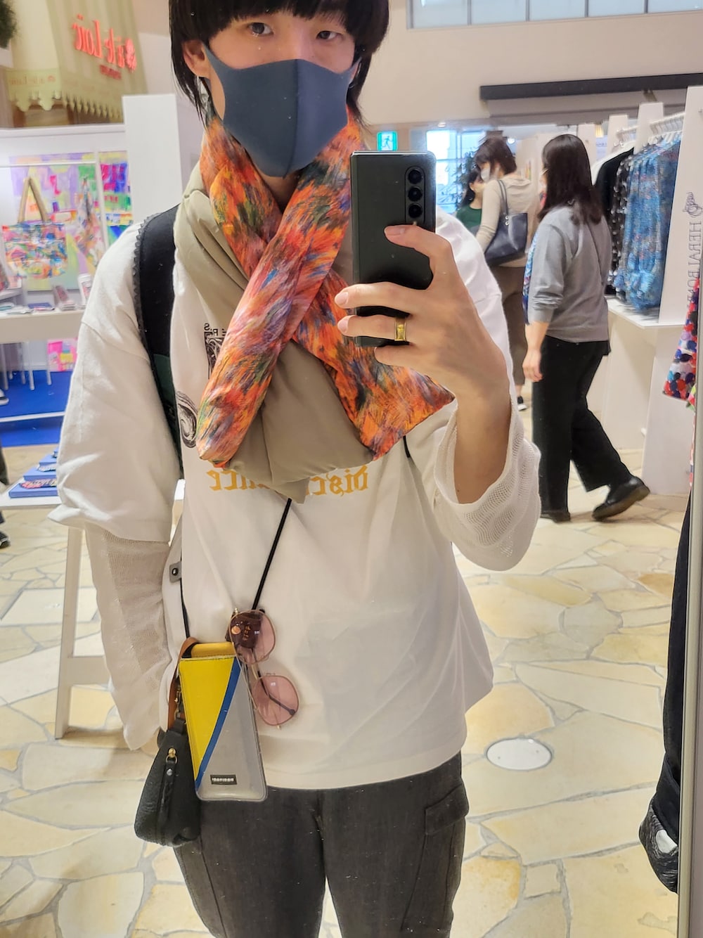 ホワイト系のTシャツ/カットソー、ホワイト系のその他トップス、グレー系のカーゴパンツを着用したメンズの冬コーディネートの1枚目の写真