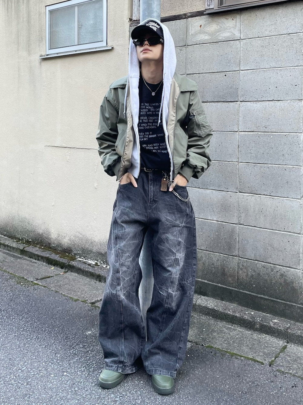その他のTシャツ/カットソー、グレー系のパーカー、グリーン系のブルゾンを着用したメンズの秋コーディネートの1枚目の写真