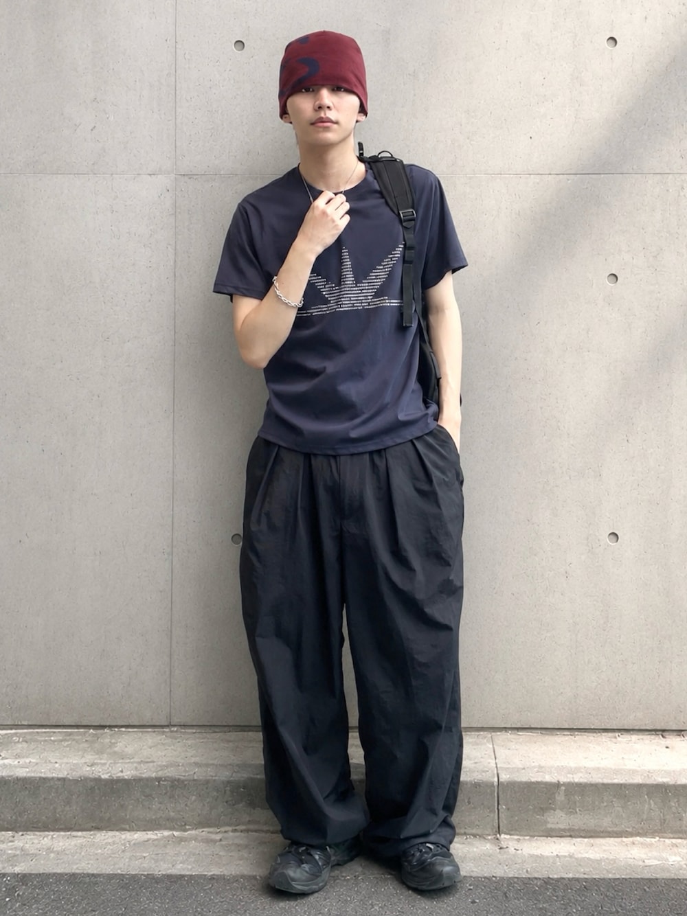 ブルー系のTシャツ/カットソー、ブラック系のその他パンツ、その他のメッセンジャーバッグを着用したメンズの夏コーディネートの1枚目の写真