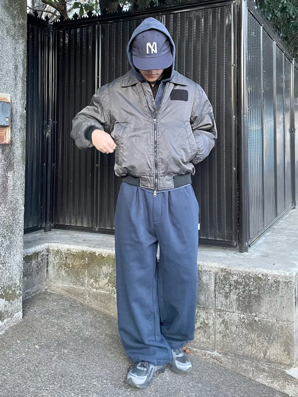 ブルー系のスウェットパンツ、その他のブルゾン、ブルー系のパーカーを着用したメンズの冬コーディネートの1枚目の写真