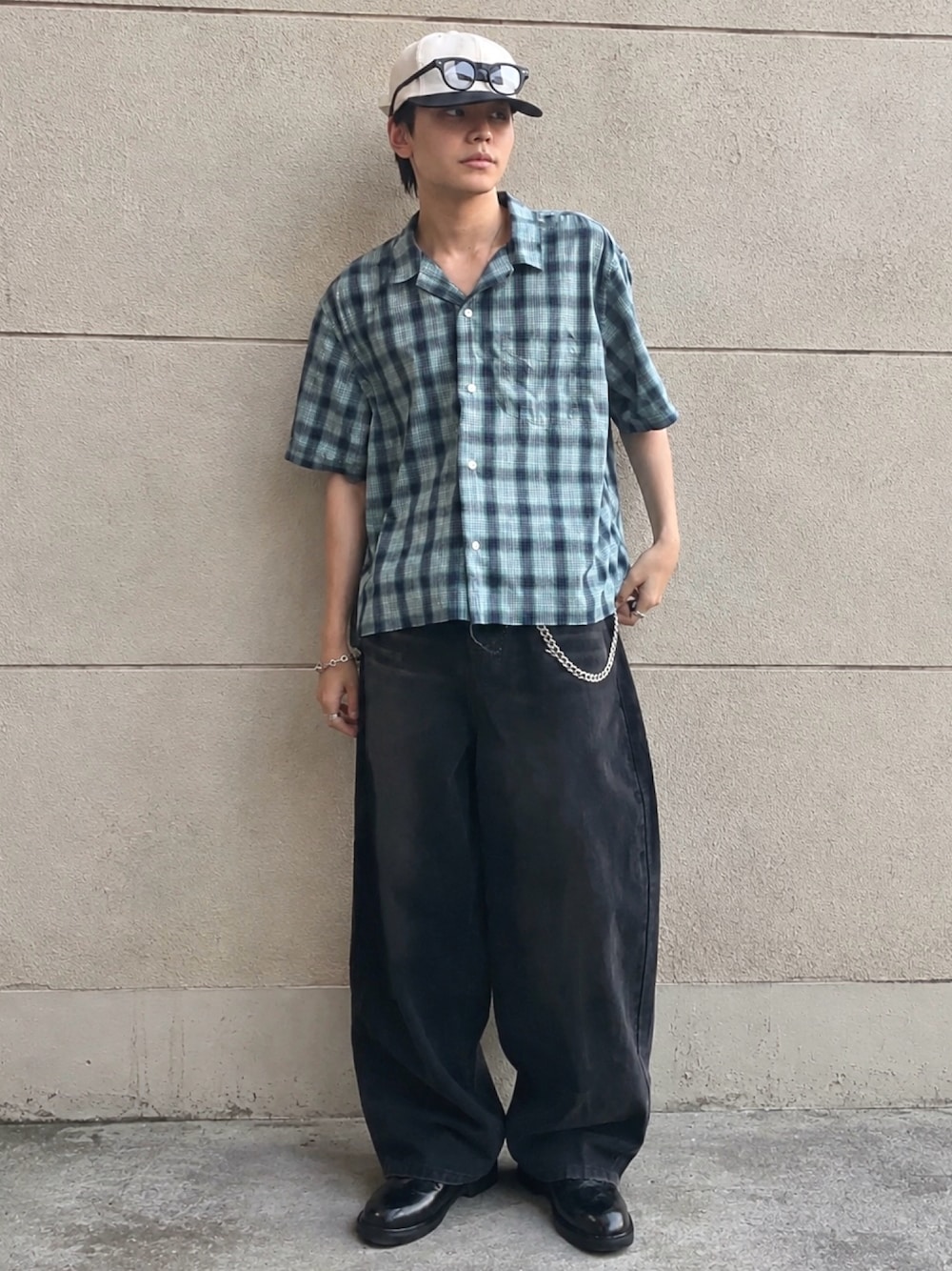 ブラック系のドレスシューズ、ブルー系のシャツ/ブラウス、ブラック系のデニムパンツを着用したメンズの夏コーディネートの1枚目の写真