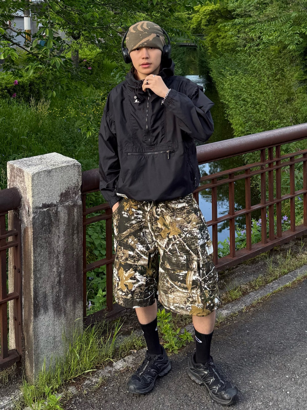 「古着、ビーニー、アウトドアスタイル、リアルツリーカモ、シンプルスタイル、柄パンツ、マウンテンパーカー、SALOMON、スニーカー、ストリート、カジュアルコーデ、ootd、お出かけコーデ、ショートパンツ、旅行」｜「CAPTAIN STAGのアイテム（マウンテンパーカー、ブラック系）」を使った、''r_e_n"さん（メンズ・167cm）の春コーディネートの1枚目の写真