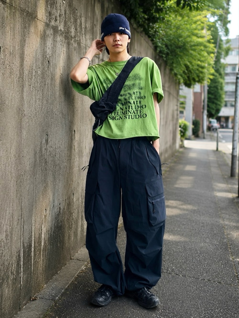 ブルー系のカーゴパンツ、ブラック系のショルダーバッグ、ブラック系のスニーカーを着用したメンズの夏コーディネートの1枚目の写真