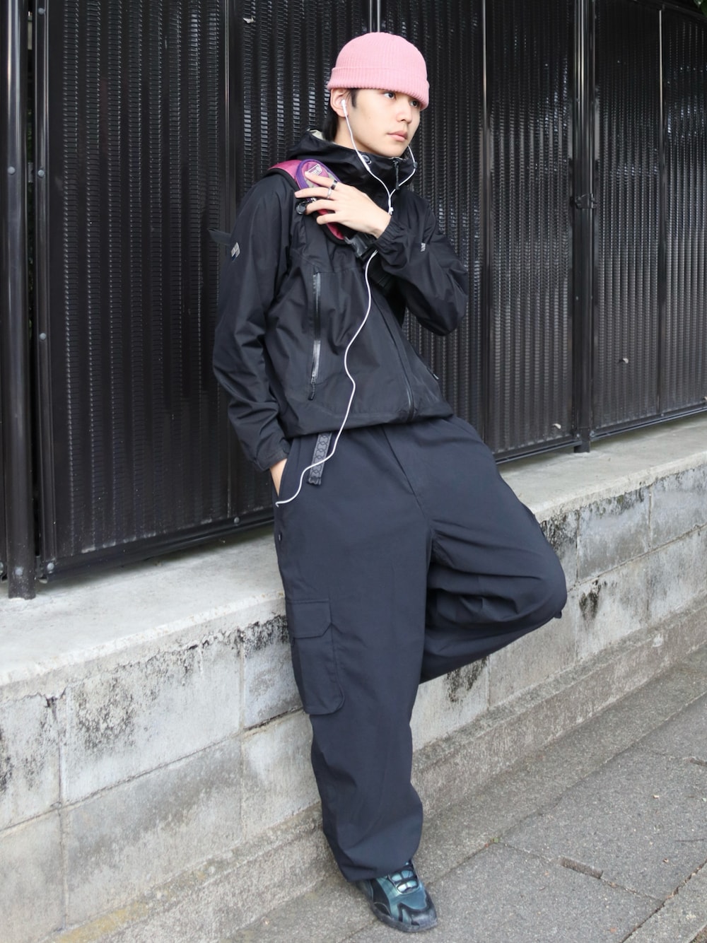 ブラック系のカーゴパンツ、ブラック系のスニーカー、ブラック系のマウンテンパーカーを着用したメンズの秋コーディネートの1枚目の写真