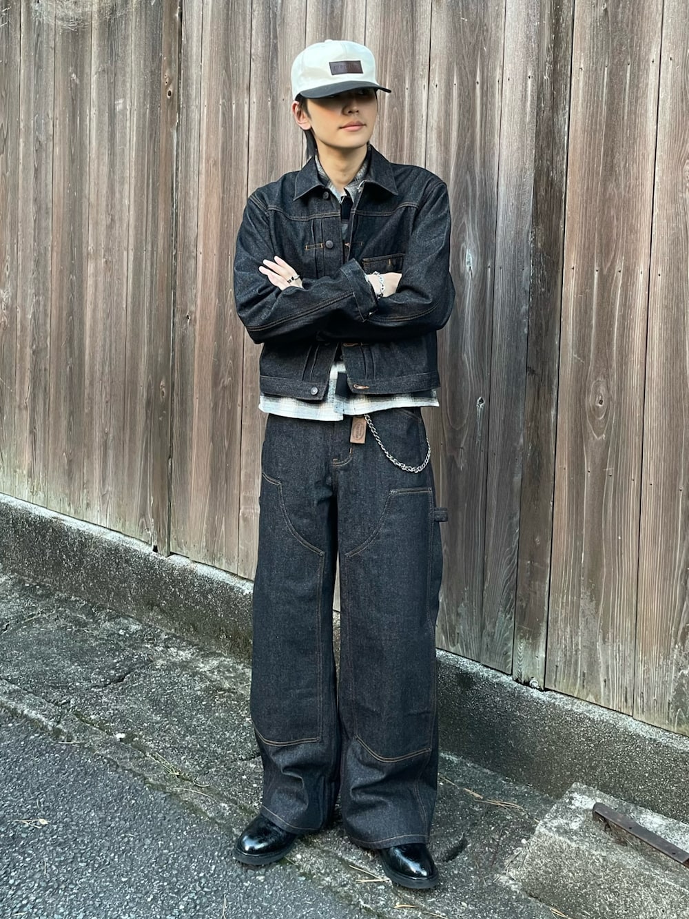 ブラック系のシャツ/ブラウス、ブラック系のデニムジャケット、ブラック系のデニムパンツを着用したメンズの秋コーディネートの1枚目の写真