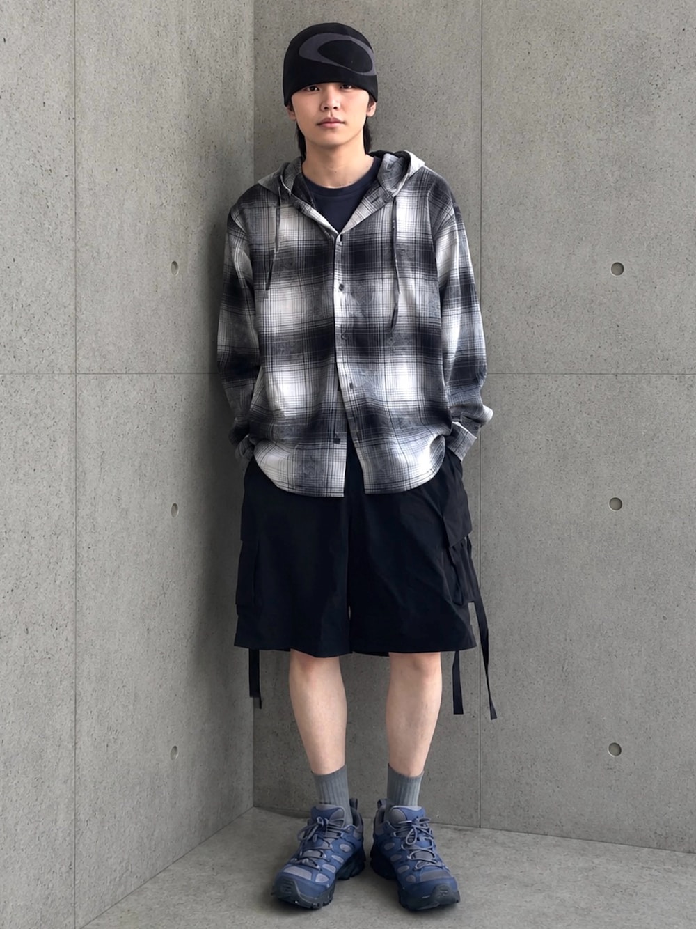 ブルー系のスニーカー、ブラック系のシャツ/ブラウス、ブラック系のTシャツ/カットソーを着用したメンズの春コーディネートの1枚目の写真