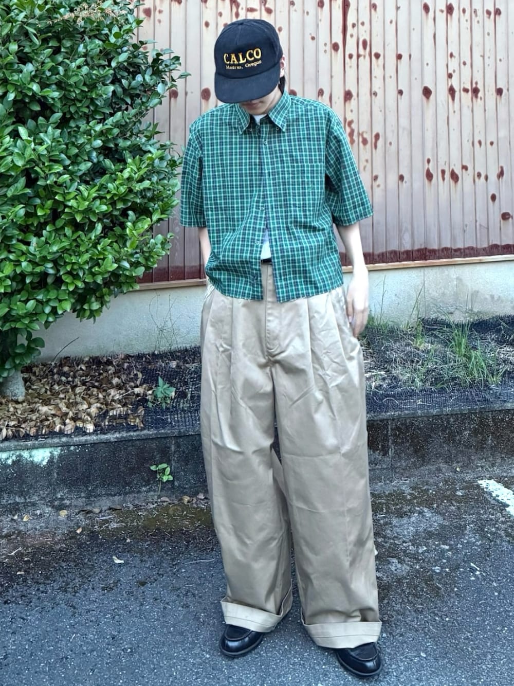 ベージュ系のチノパンツ、ブラック系のローファー、ホワイト系のTシャツ/カットソーを着用したメンズの夏コーディネートの1枚目の写真