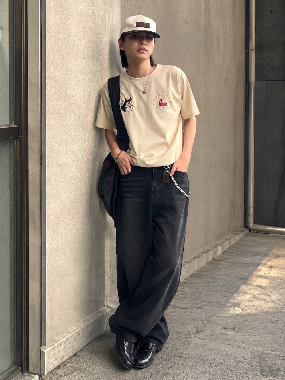 ベージュ系のTシャツ/カットソー、ブラック系のショルダーバッグ、ブラック系のローファーを着用したメンズの夏コーディネートの1枚目の写真