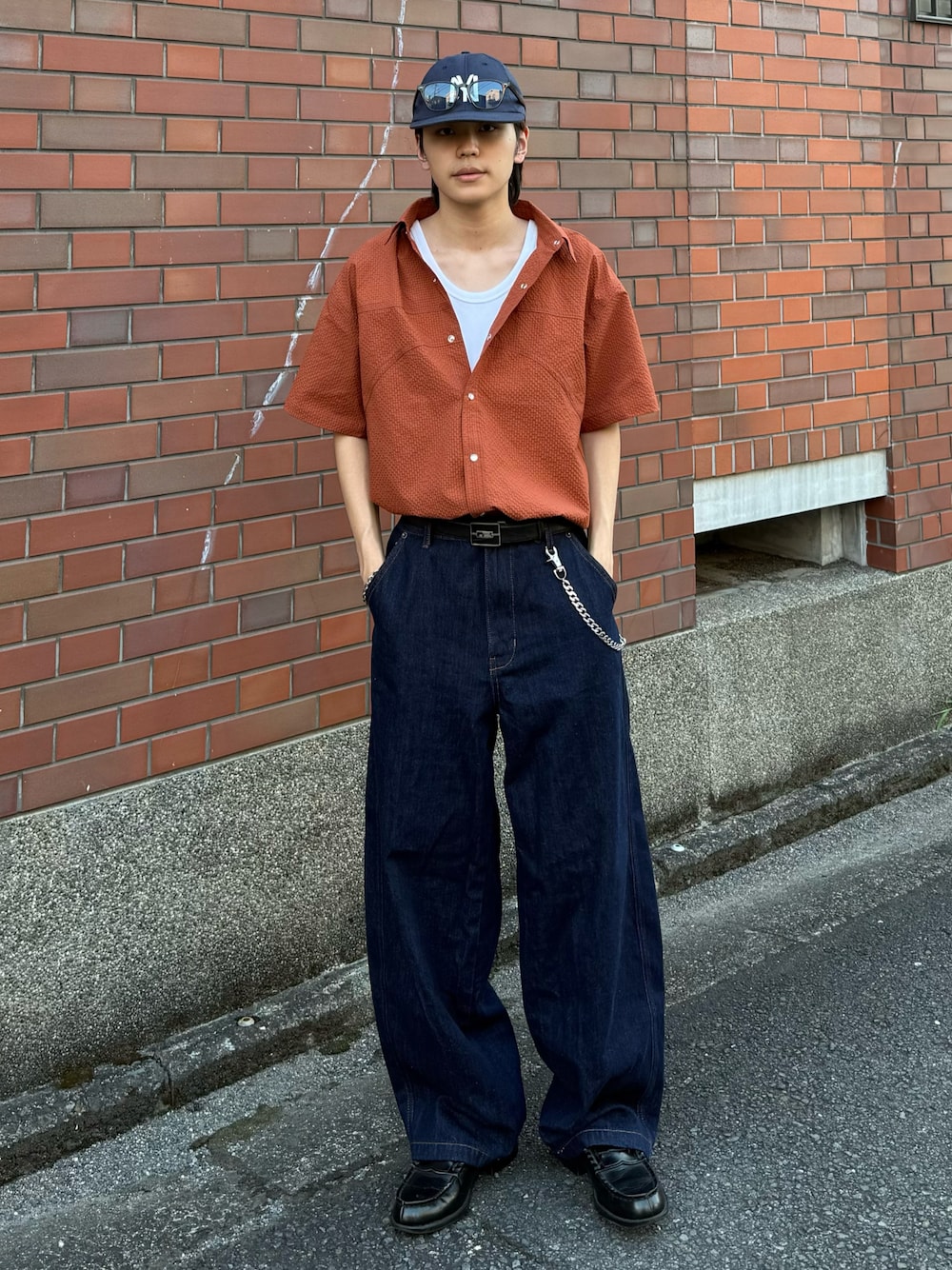 「アメカジ、アメカジコーデ、ストリート、デニム、デニムパンツ、シンプルスタイル、オレンジ、キャップ、ローファー、タックイン、サングラス、タンクトップ、半袖シャツ、シャツスタイル、きれいめカジュアル」｜「CIAOPANIC TYPYの【UNISEX】ポコポコ半袖無地シャツ（シャツ/ブラウス、オレンジ系）」を使った、''r_e_n"さん（メンズ・167cm）の夏コーディネートの1枚目の写真