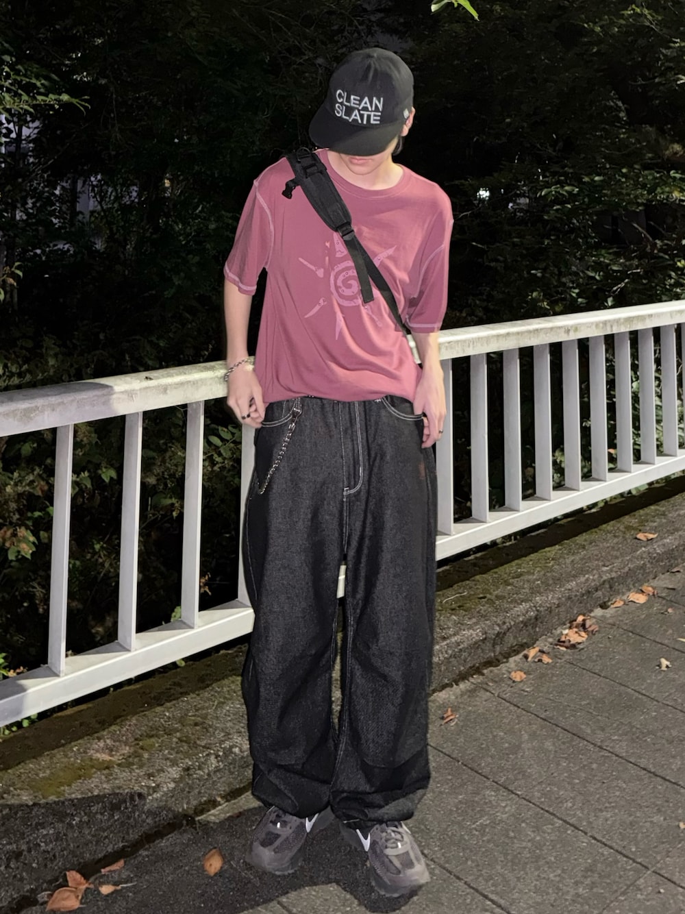 「ストリート、キャップ、Tシャツ、デニム、デニムパンツ、バギーパンツ、スニーカー、スポーツミックス、ショルダーバッグ、シティーボーイ、ブラック、ブラックコーデ、モノトーン、シンプルスタイル、低身長コーデ」｜「NIKEのナイキ ズーム ボメロ 5 メンズシューズ / Nike Zoom Vomero 5 Men's Shoes HF5493-201 Cave Stone（スニーカー、グレー系）」を使った、''r_e_n"さん（メンズ・167cm）の秋コーディネートの1枚目の写真