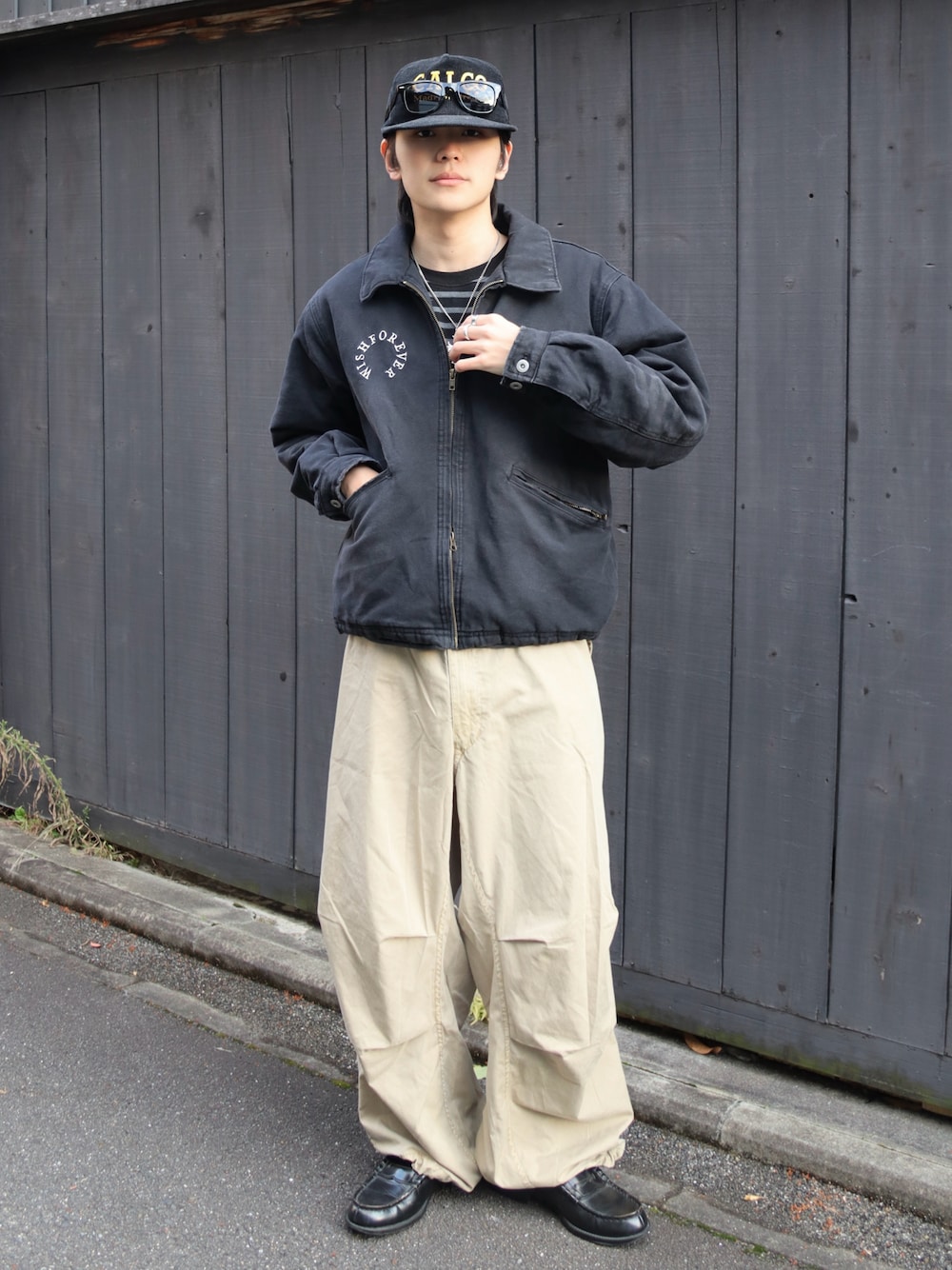 ブラック系のブルゾン、ブラック系のローファー、その他のTシャツ/カットソーを着用したメンズの冬コーディネートの1枚目の写真