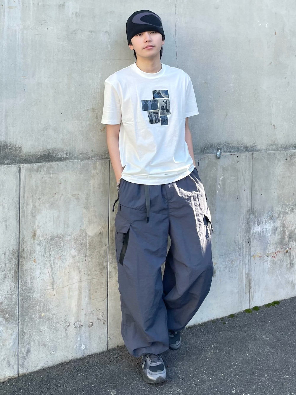 ホワイト系のTシャツ/カットソーを着用したメンズの春コーディネートの1枚目の写真