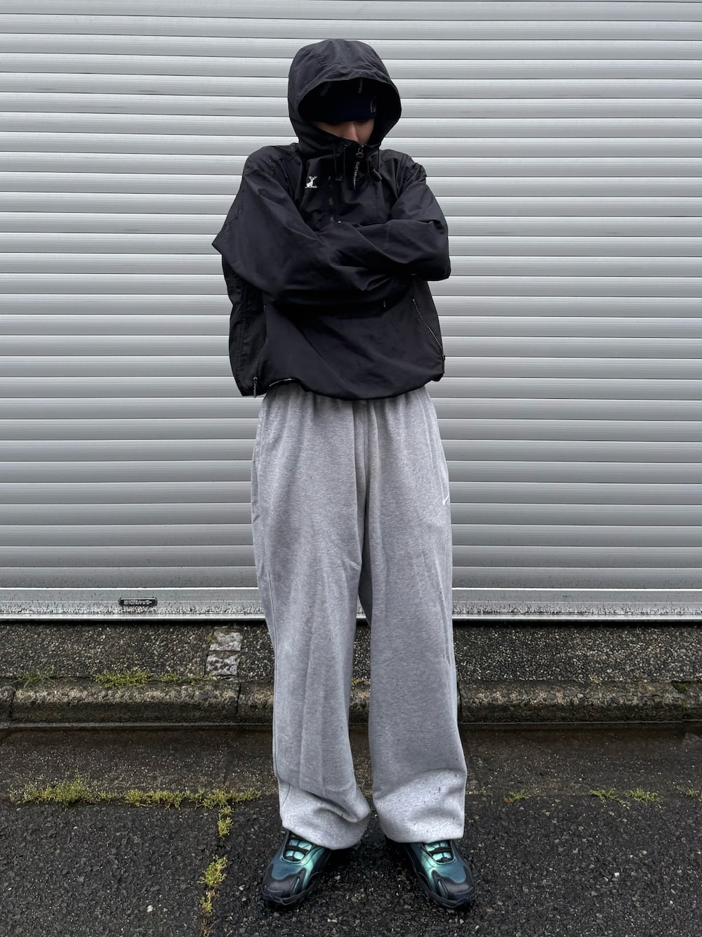 「雨の日コーデ、テック系、アウトドアスタイル、シティーボーイ、古着MIX、アノラックパーカー、ビーニー、スウェットパンツ、スニーカー、PUMA、黒Tシャツ、レイヤードスタイル、モノトーン、お出かけコーデ、スポーツミックス」｜「Lowe alpineのLOWE ALPINE/ロウアルパイン 別注 LOWE ALPINE LOGO BEANIE/ロゴ ビーニー ニットキャップ（ニットキャップ/ビーニー、ブルー系）」を使った、''r_e_n"さん（メンズ・167cm）の夏コーディネートの1枚目の写真