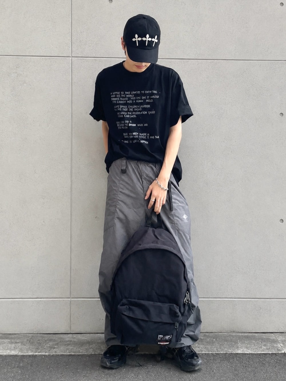 その他のTシャツ/カットソー、その他のバックパック/リュック、その他のキャップを着用したメンズの夏コーディネートの1枚目の写真