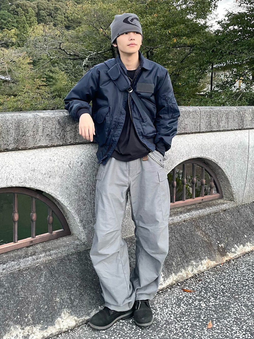 ブルー系のブルゾン、ブラック系のブーツ、ブラック系のTシャツ/カットソーを着用したメンズの秋コーディネートの1枚目の写真