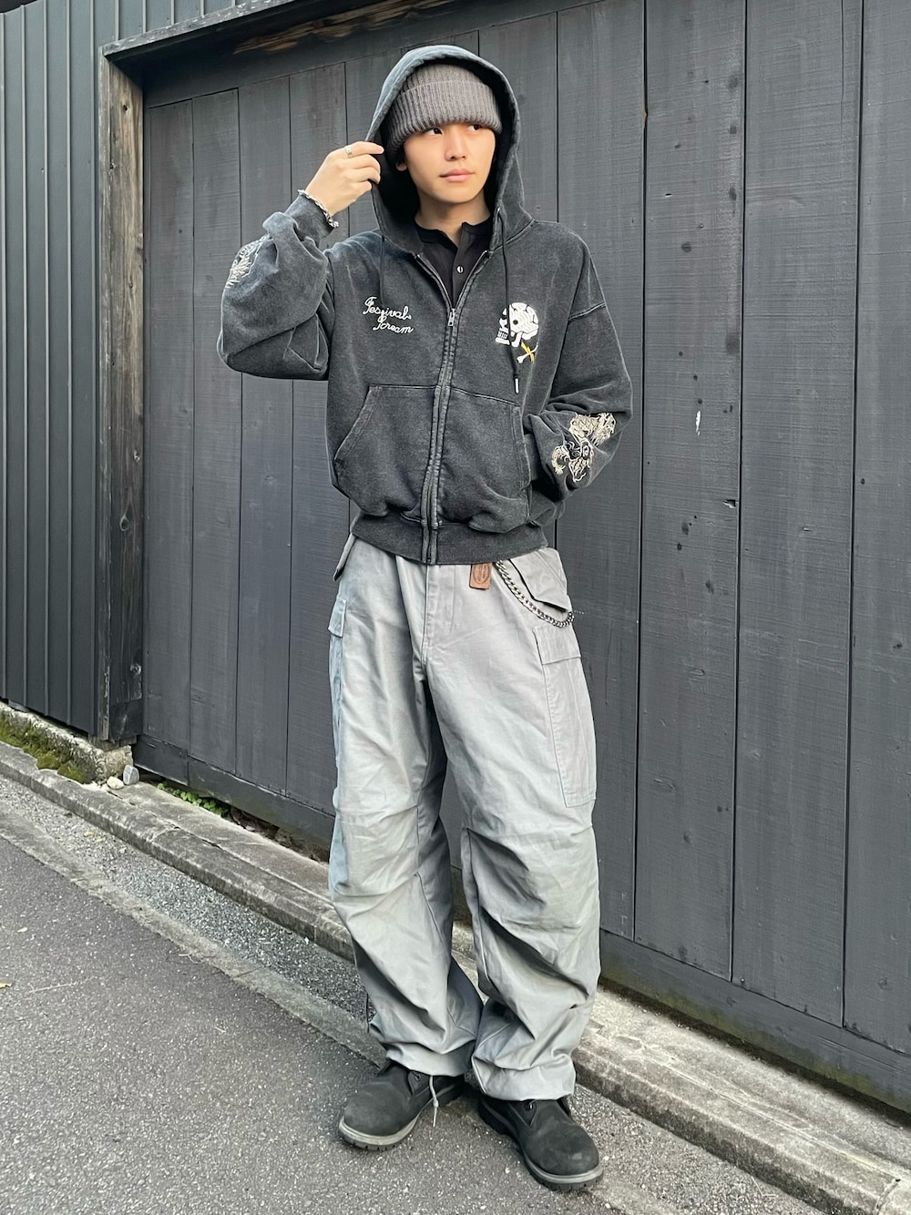 ブラック系のTシャツ/カットソー、ブラック系のブーツ、グレー系のカーゴパンツを着用したメンズの秋コーディネートの1枚目の写真