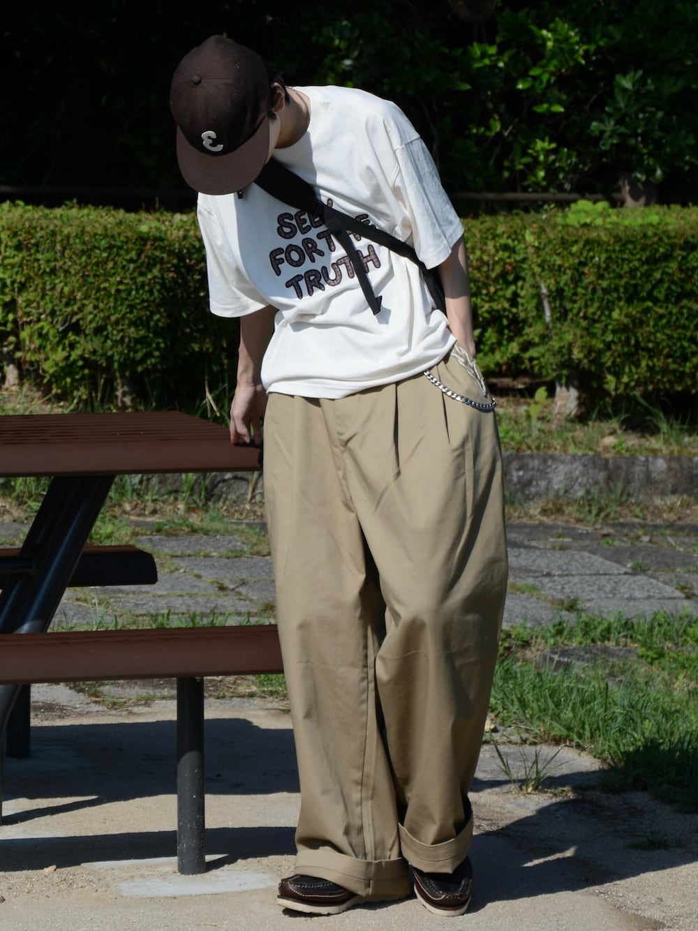 「夏ルックで気分アップ、白Tシャツ、夏コーデ、低身長コーデ、カラーコーデ、ブラウン、ベージュ、キャップ、Tシャツ、チノパン、ワイドパンツ、オーバーサイズ、シティーボーイ、ストリート、テーマパークコーデ」｜「RED KAPのRED KAP/レッドキャップ 別注 SMU PT-38 2TUCK BAGGY WIDE Western Embroidery TWILL PANTS/刺繍デザイン/バギーパンツ（チノパンツ、ベージュ系）」を使った、''r_e_n"さん（メンズ・167cm）の夏コーディネートの1枚目の写真