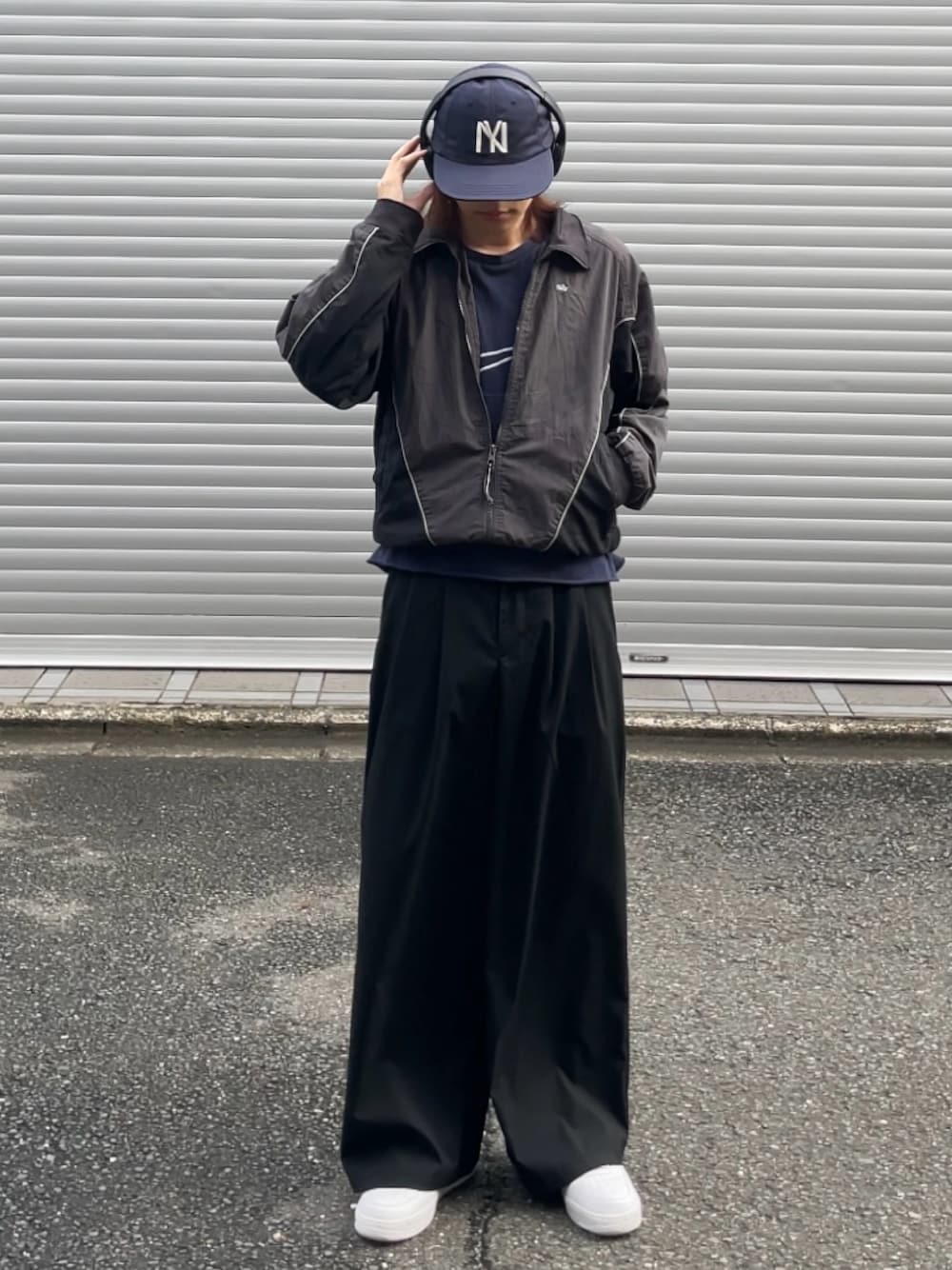 「レイヤードスタイル、モノトーン、キャップ、ネイビー、Tシャツ、ナイロンジャケット、NIKE、白スニーカー、エアフォースワン、スラックス、モノトーンコーデ、古着MIX、ストリート、きれいめカジュアル、デートコーデ」｜「Cooperstown Ball Capの【COOPERS TOWN BALL CAP】LOGO CAP キャップ（キャップ、ブルー系）」を使った、''r_e_n"さん（メンズ・167cm）の夏コーディネートの1枚目の写真