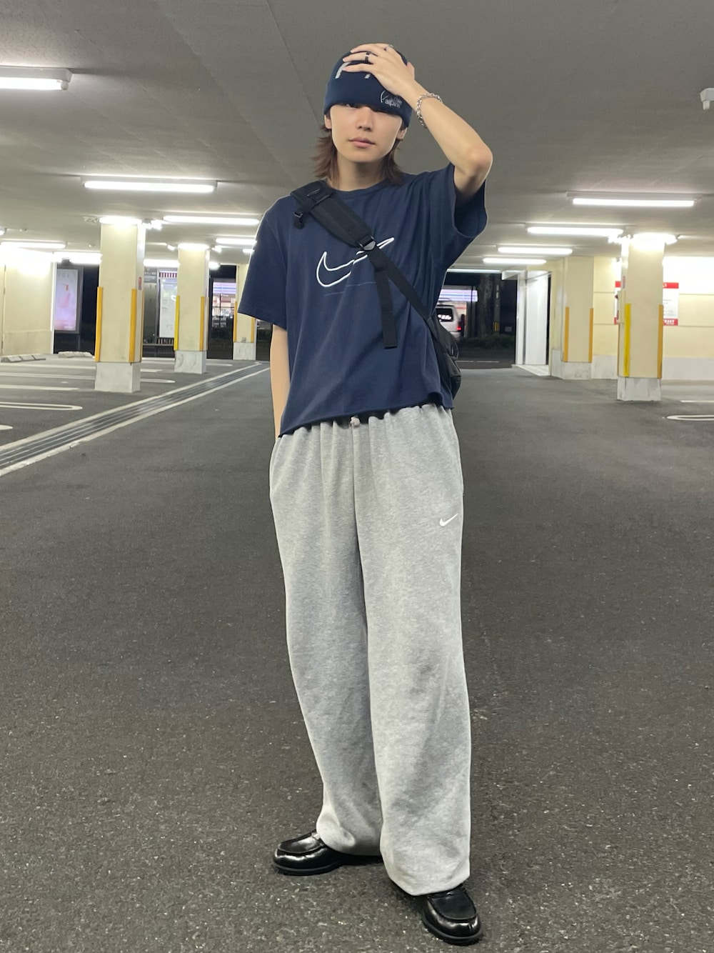 「古着、古着MIX、ショルダーバッグ、Tシャツ、夏コーデ、ラフ、ローファー、スウェットパンツ、ビーニー、ネイビー、グレー、シティーボーイ、お出かけコーデ、休日スタイル、スポーツミックス」｜「Lowe alpineのLOWE ALPINE/ロウアルパイン 別注 LOWE ALPINE LOGO BEANIE/ロゴ ビーニー ニットキャップ（ニットキャップ/ビーニー、ブルー系）」を使った、''r_e_n"さん（メンズ・167cm）の春コーディネートの1枚目の写真