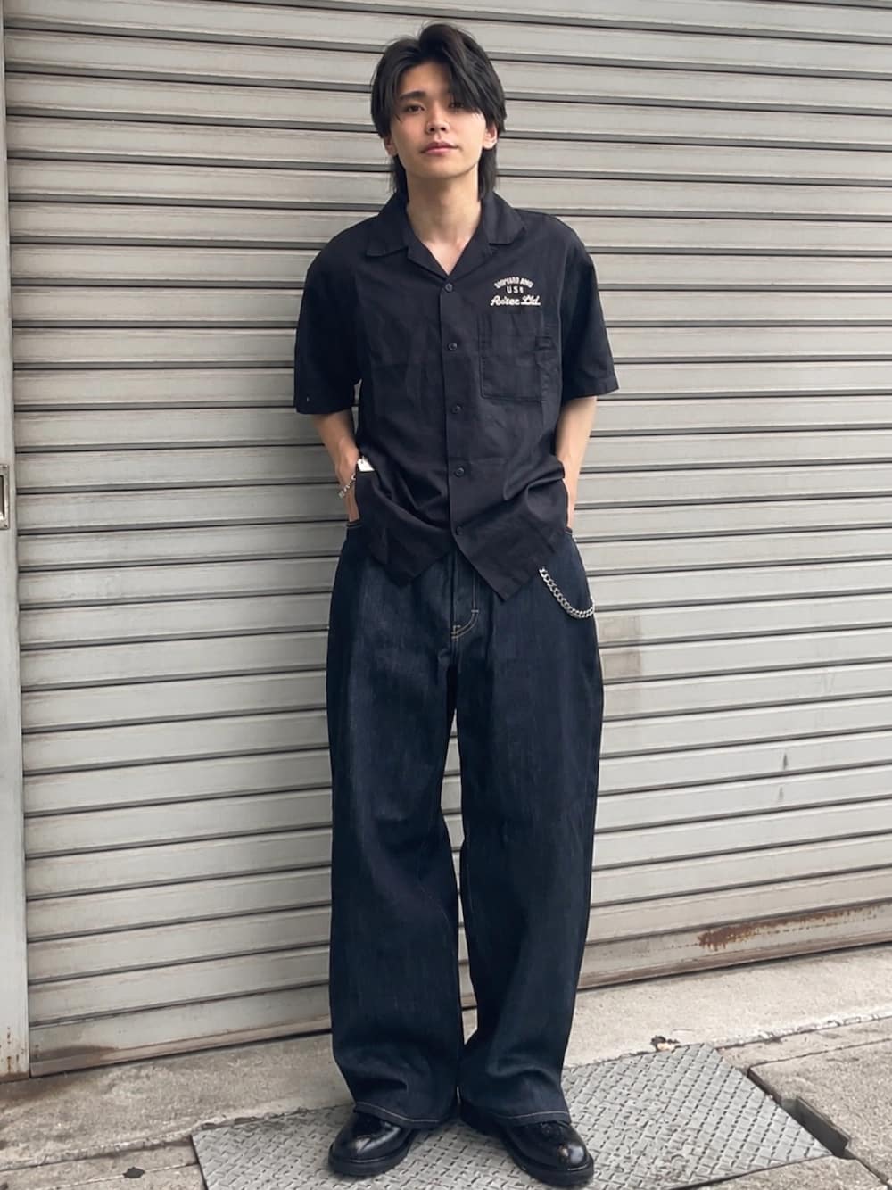 ブルー系のデニムパンツ、ブラック系のシャツ/ブラウス、ブラック系のドレスシューズを着用したメンズの夏コーディネートの1枚目の写真