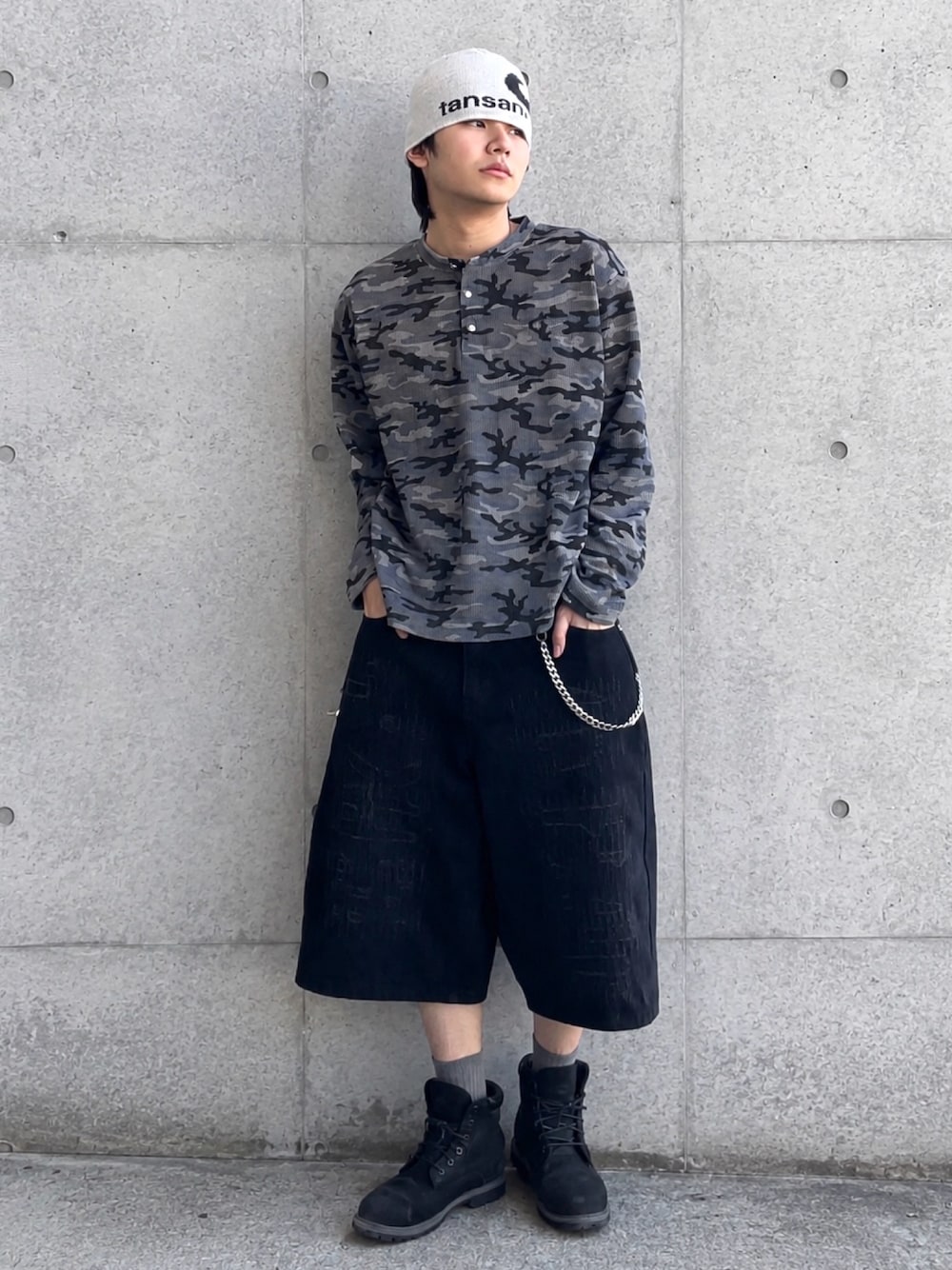 ブラック系のブーツ、グレー系のTシャツ/カットソー、その他のその他パンツを着用したメンズの春コーディネートの1枚目の写真