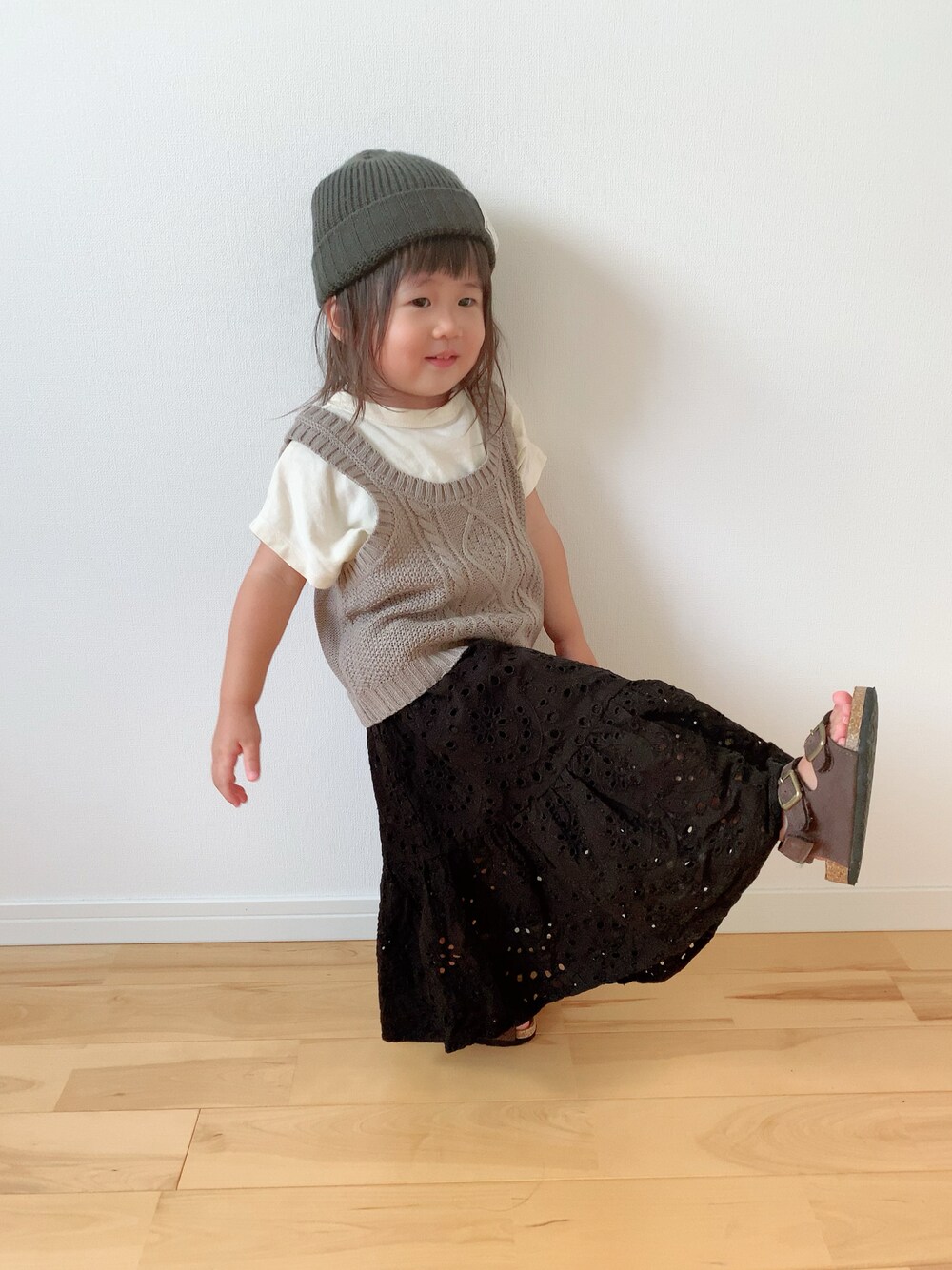 「サンダル、休日スタイル、スカート、ベスト、ニットベスト、シンプルコーデ、ニット帽、女の子、女の子コーデ、キッズファッション、キッズコーデ」｜「Ampersandのシンプルニット帽（ニットキャップ/ビーニー、ブラック系）」を使った、niputotoさん（キッズ・80cm）の夏コーディネートの1枚目の写真