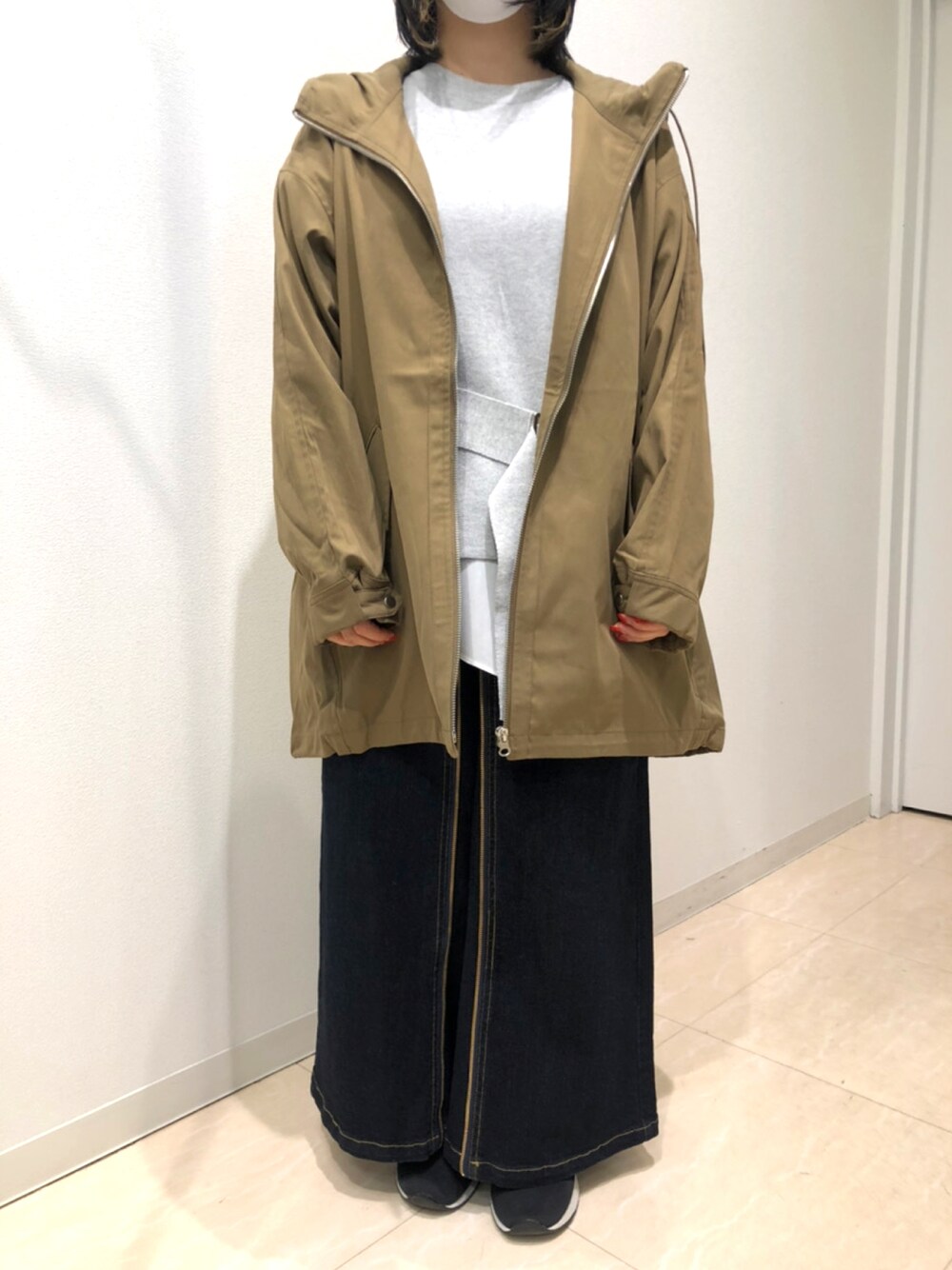 「大人女子、今日のコーデ、シンプル、ブラウン、スニーカーコーデ、低身長、オーバーサイズ、春アウター、デニム」｜「INTERPLANETのニットベスト付きアシメプリーツブラウス（シャツ/ブラウス、グレー系）」を使った、堺北花田INTERPLANETさん（レディース・165cm）の冬コーディネートの1枚目の写真