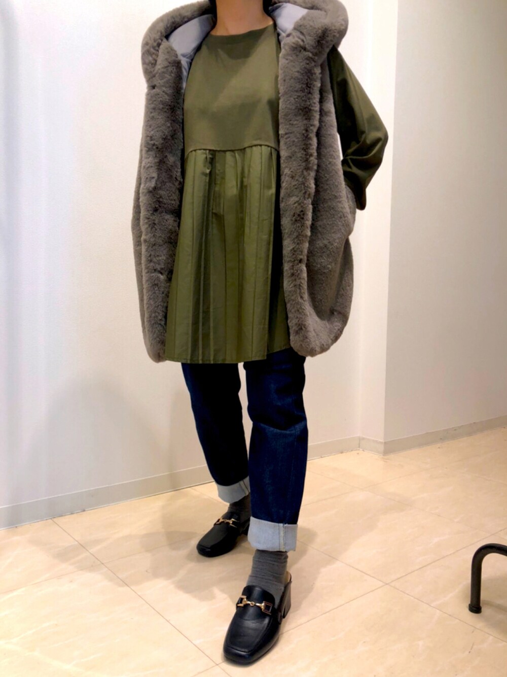 「シンプル、大人女子、おしゃれさんと繋がりたい、パンツスタイル、大人コーデ、キレイめ、秋服準備はじめました」｜「INTERPLANETの【ａｎａｎａ】エコムートンファーフードベスト（ムートンコート、ブラウン系）」を使った、堺北花田INTERPLANETさん（レディース・165cm）の秋コーディネートの1枚目の写真