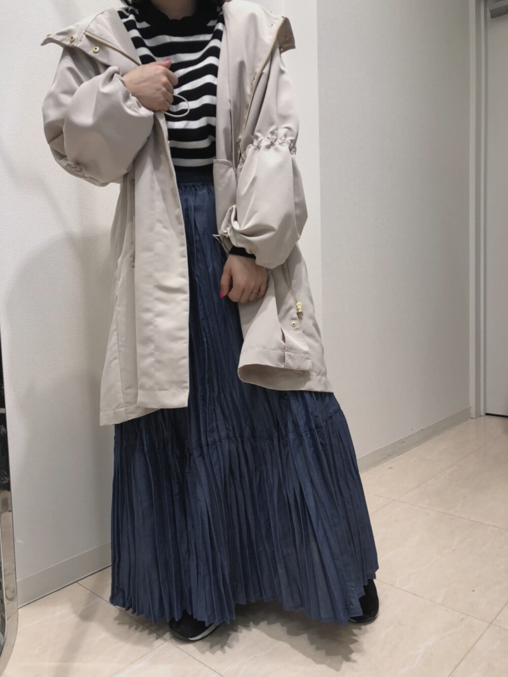「春、シンプル、低身長コーデ、プチプラコーデ、春服、レイヤードスタイル、パステル映える春、いいね、save、フォローお願いします🤑、通勤コーデ、ママコーデ、ゆったりコーデ、モノトーンコーデ」｜「INTERPLANETのギャザースリーブフードコート（その他アウター、ベージュ系）」を使った、堺北花田INTERPLANETさん（レディース・165cm）の春コーディネートの1枚目の写真