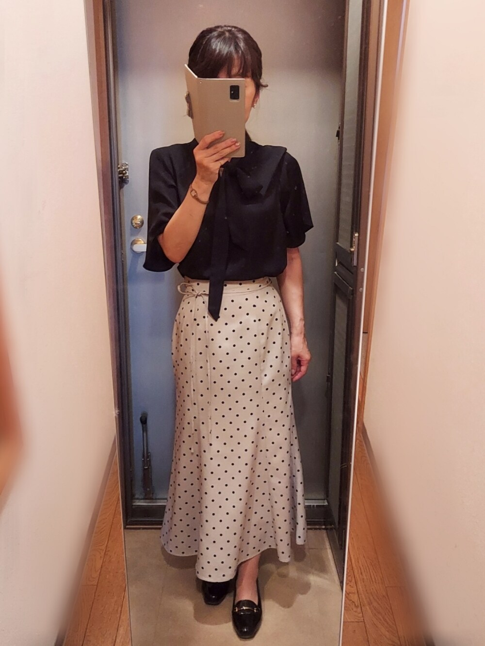 「ボウタイブラウス、ドット、ドットスカート、マーメイドスカート、今日のコーデ、お仕事コーデ、おしゃれさんと繋がりたい」｜「VISのリネンライクマーメイドスカート【sustainable】（スカート、ホワイト系）」を使った、yukoさん（レディース・153cm）の夏コーディネートの1枚目の写真