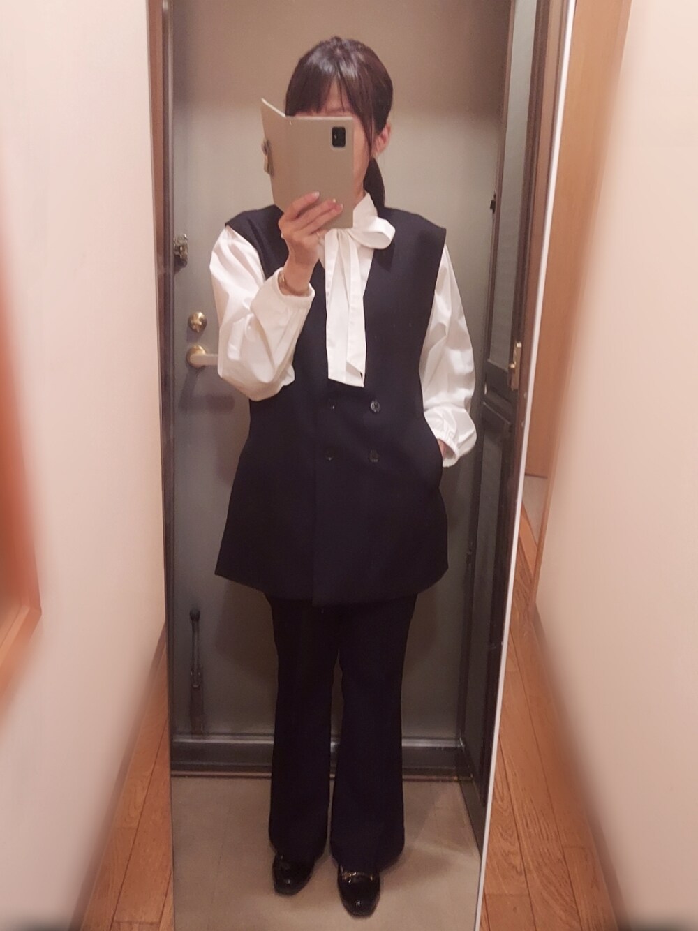 「ジレ、ジレスタイル、セットアップ、セットアップスタイル、ボウタイブラウス、今日のコーデ、お仕事コーデ、おしゃれさんと繋がりたい」｜「vis-`a-visの【WEB限定】【SET】コスパ抜群！ジレ＆フレアーパンツセットアップ（スラックス、ブラック系）」を使った、yukoさん（レディース・153cm）の夏コーディネートの1枚目の写真