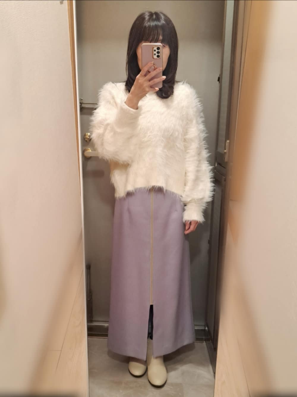「シャギーニット、ロングタイトスカート、フロントジップ、ショートブーツ、今日のコーデ、休日スタイル、おしゃれさんと繋がりたい」｜「PROPORTION BODY DRESSINGのフロントファスナーナロースカート / 1214220011（スカート、パープル系）」を使った、yukoさん（レディース・153cm）の冬コーディネートの1枚目の写真