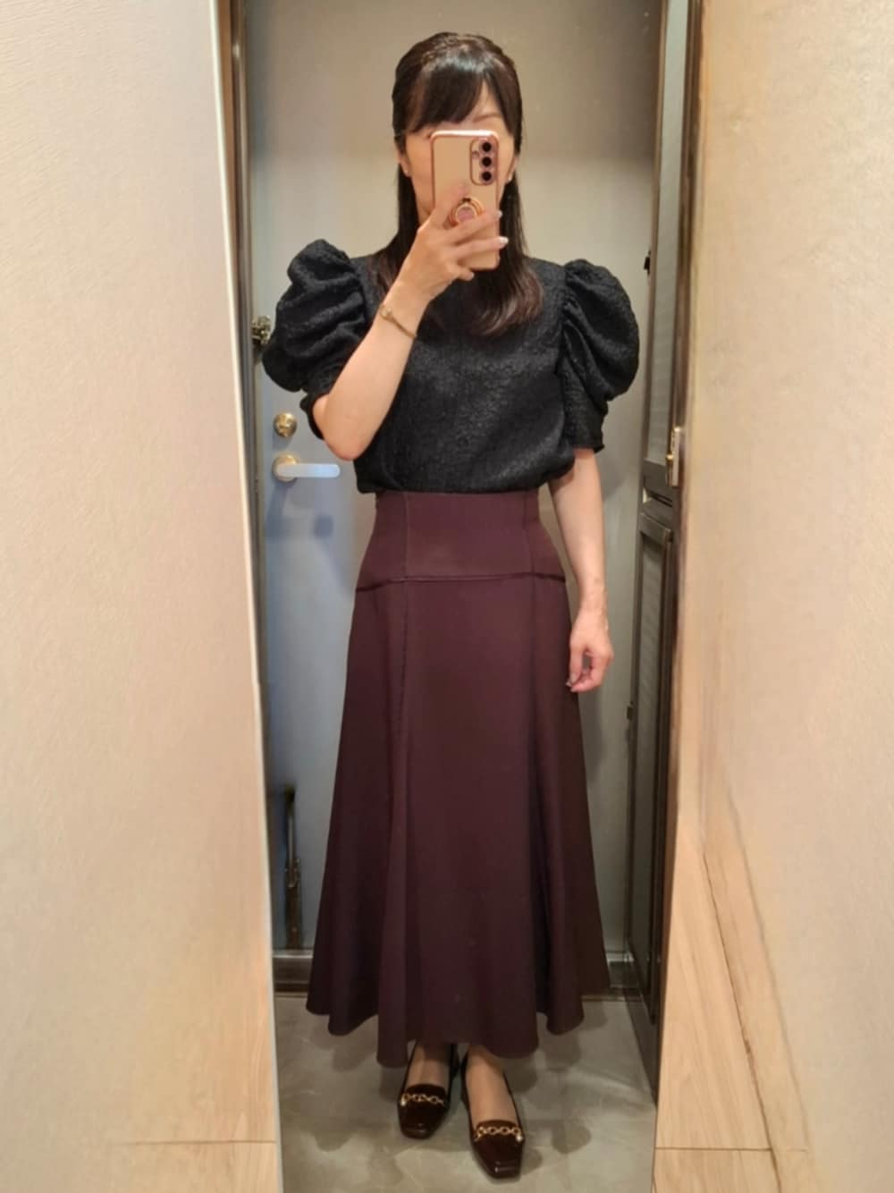 レッド系のスカート、ホワイト系のシャツ/ブラウス、レッド系のパンプスを着用したレディースの秋コーディネートの1枚目の写真