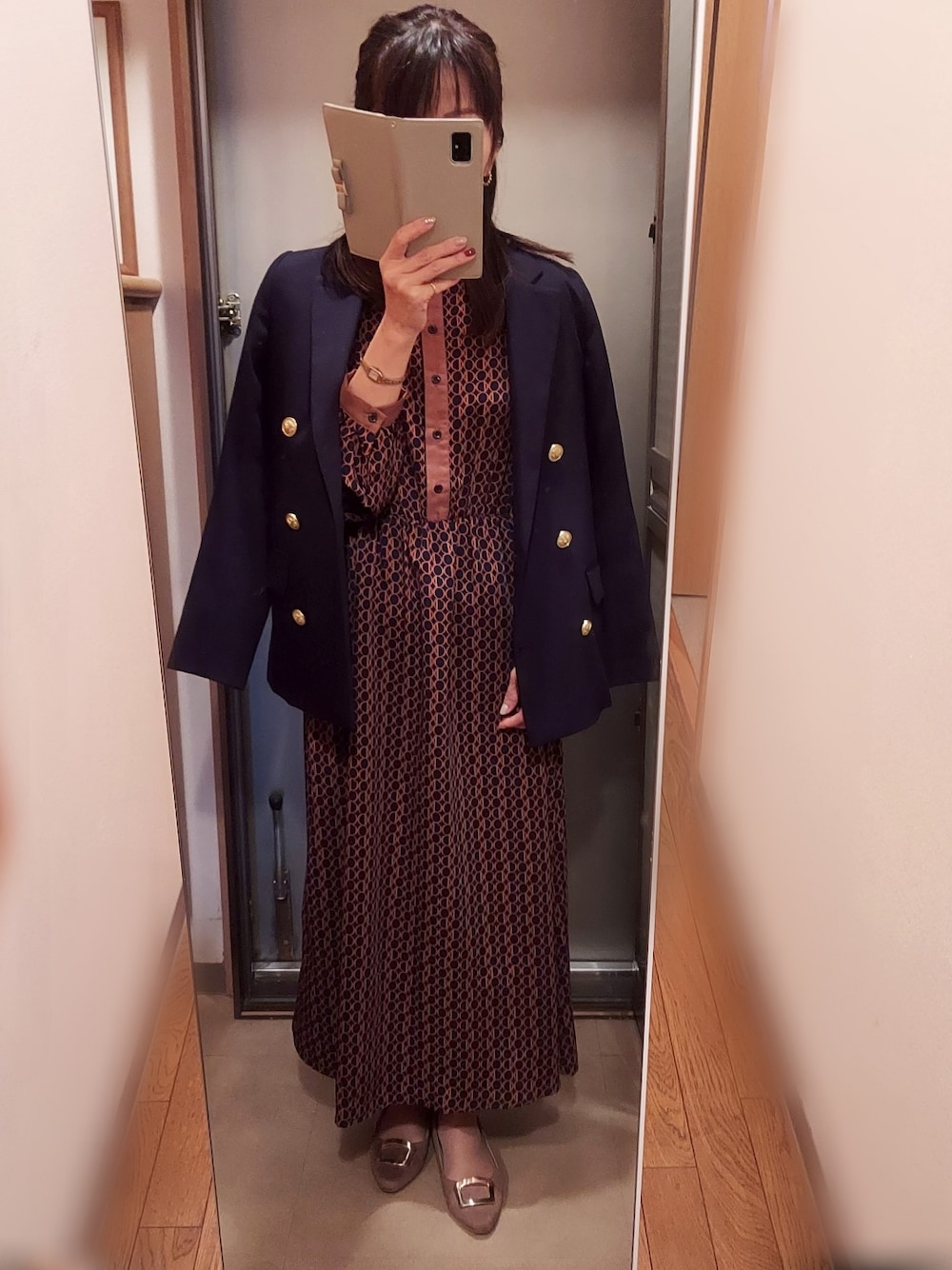 「バイカラーワンピース、紺ブレ、金ボタン、今日のコーデ、お仕事コーデ、おしゃれさんと繋がりたい」｜「SpRay PREMIUMのアイテム（ワンピース/ドレス、ブラウン系）」を使った、yukoさん（レディース・153cm）の秋コーディネートの1枚目の写真