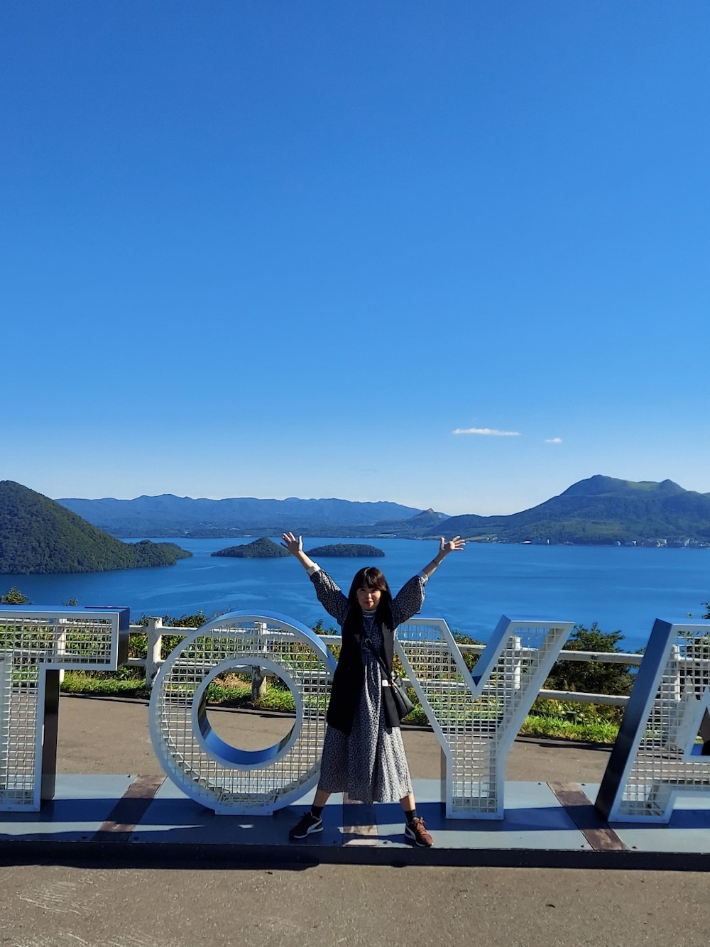 「函館、洞爺湖、秋コーデ、オトナカジュアル、花柄ワンピース、休暇中」｜「VISの1枚で着映えする、ジャガードプリントアソートドルマンワンピース（ワンピース/ドレス、ブラック系）」を使った、yukoさん（レディース・153cm）の秋コーディネートの1枚目の写真