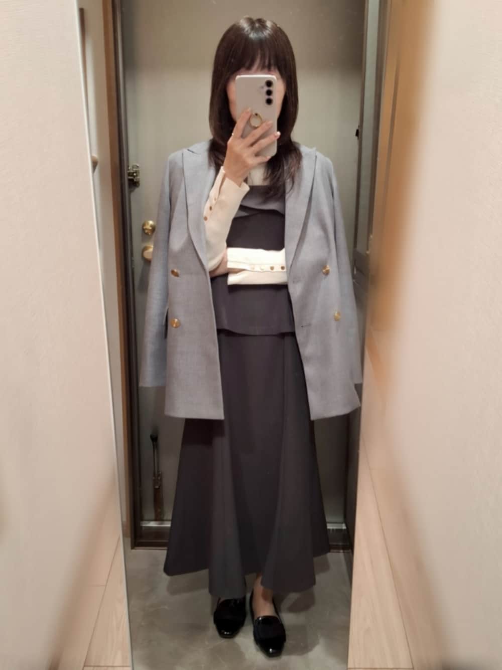 「キャミワンピ、ダブルジャケット、金ボタン、リボンパンプス、今日のコーデ、お仕事コーデ、オフィスカジュアル、おしゃれさんと繋がりたい」｜「NATURAL BEAUTY BASICの◇ペプラムキャミドッキングジャンスカ（ジャンパースカート、グレー系）」を使った、yukoさん（レディース・153cm）の春コーディネートの1枚目の写真