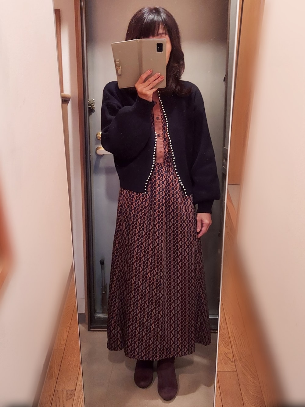「ワンピース、バイカラーワンピース、パールニット、パールボタン、ショートブーツ、今日のコーデ、お仕事コーデ、おしゃれさんと繋がりたい」｜「natural coutureのパールトリムクルーネックカーディガン（カーディガン/ボレロ、ブラック系）」を使った、yukoさん（レディース・153cm）の秋コーディネートの1枚目の写真