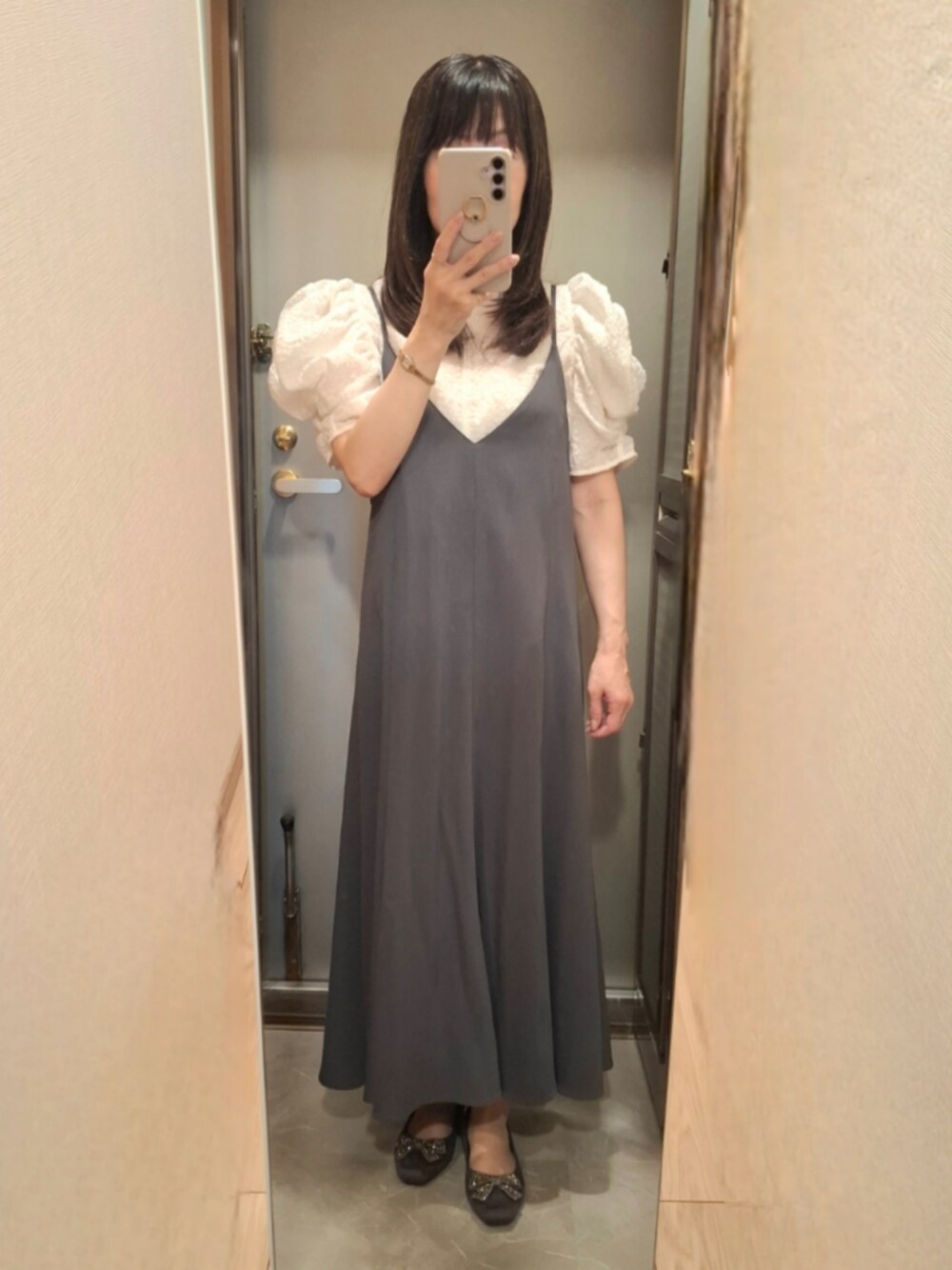 グレー系のワンピース、ホワイト系のシャツ/ブラウス、その他のその他を着用したレディースの夏コーディネートの1枚目の写真