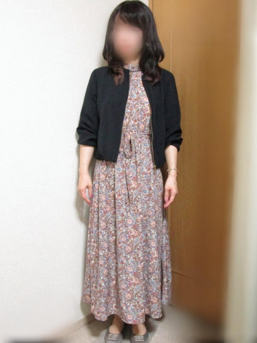 「ペイズリー柄、ハイネックワンピース、秋色コーデ、ブルゾン、今日のコーデ、お仕事コーデ、おしゃれさんと繋がりたい」｜「VISのポリエステルツイルZIPブルゾン（ブルゾン、ブラック系）」を使った、yukoさん（レディース・153cm）の秋コーディネートの1枚目の写真