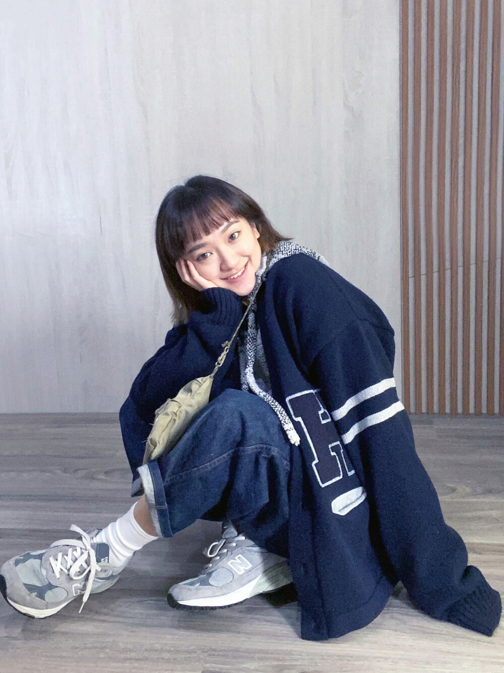 「girl、VINTAGE、BEAMS、B:MING by BEAMS、F/CE.、New Balance、NEWBALANCE、newbalance993」｜「B:MING by BEAMSのSKOOKUM x B:MING by BEAMS / 別注 レタードカーディガン（カーディガン/ボレロ、ブルー系）」を使った、Chaö Yi（あき)さん（レディース・155cm）の冬コーディネートの1枚目の写真