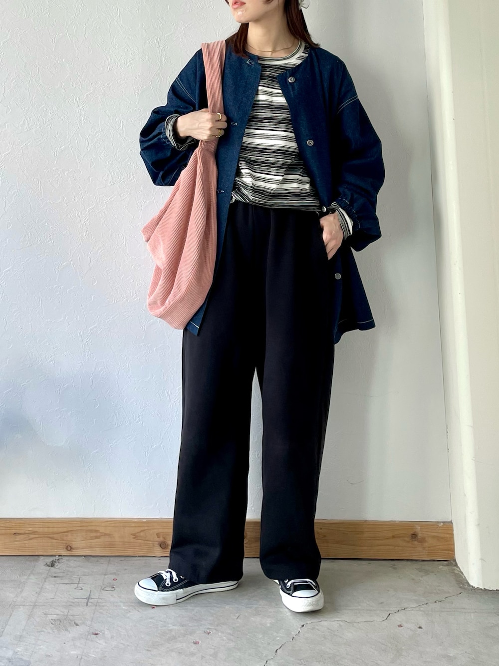 「大人カジュアル、スニーカーコーデ、デニムジャケット、ボリューム袖、ビッグシルエット、ロンT、ボーダー、スウェットパンツ、ショルダーバッグ、スニーカー、コンバース、Alum'、UNIQLO、Crisp、プチプラ」｜「Alum'のマルチボーダーロングルーズT（Tシャツ/カットソー、ブラック系）」を使った、kaoruさん（レディース・158cm）の春コーディネートの1枚目の写真