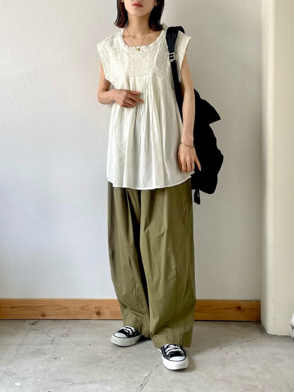 「夏コーデ、ゆるコーデ、パンツスタイル、スニーカーコーデ、ブラウス、刺繍ブラウス、タックパンツ、コンバース」｜「Crispのアイスウォッシュ刺繍フレンチブラウス[c1wg3416]（シャツ/ブラウス、ホワイト系）」を使った、kaoruさん（骨格ウェーブ・レディース・158cm）の夏コーディネートの1枚目の写真