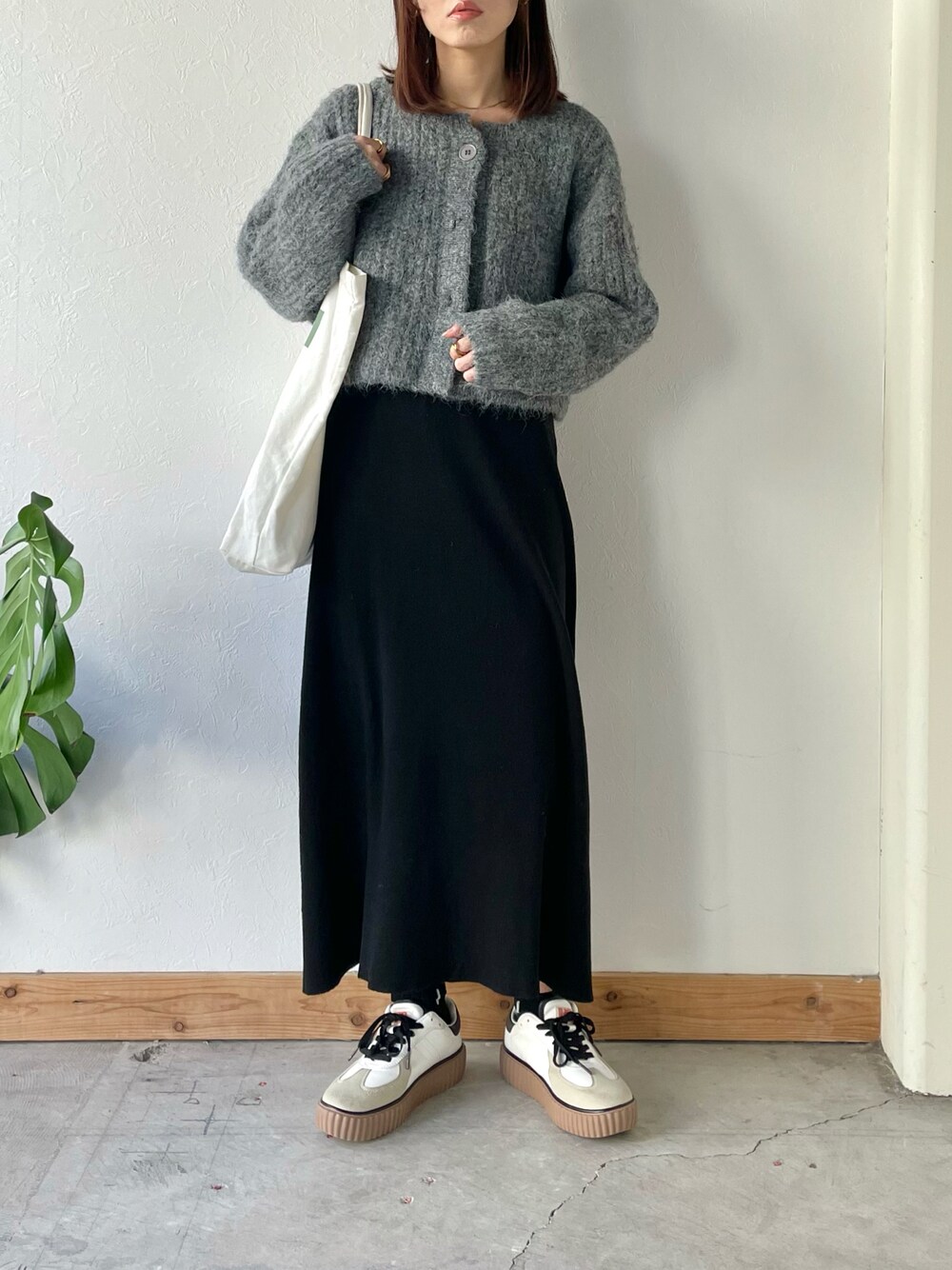 「きれいめカジュアル、骨格ウェーブ、レイヤードスタイル、カーディガン、ワンピース、フレアワンピース、スニーカー、Alum'」｜「Alum'のクルーネックショートニットカーディガン（カーディガン/ボレロ、グレー系）」を使った、kaoruさん（レディース・158cm）の冬コーディネートの1枚目の写真
