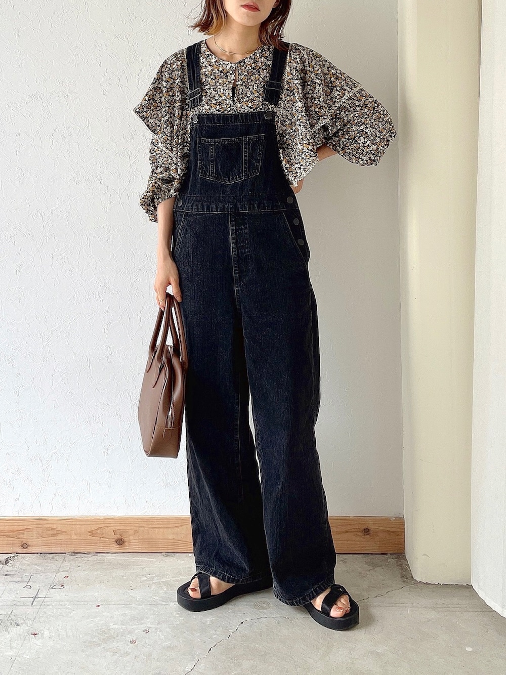 「秋コーデ、秋服準備はじめました、きれいめカジュアル、大人カジュアル、ブラウス、花柄ブラウス、サロペット、オーバーオール、ハンドバッグ、スポーツサンダル、サンダル、GU、ZARA、プチプラ」｜「Crispのラッフルフラワーブラウス（シャツ/ブラウス、ブラック系）」を使った、kaoruさん（レディース・158cm）の秋コーディネートの1枚目の写真